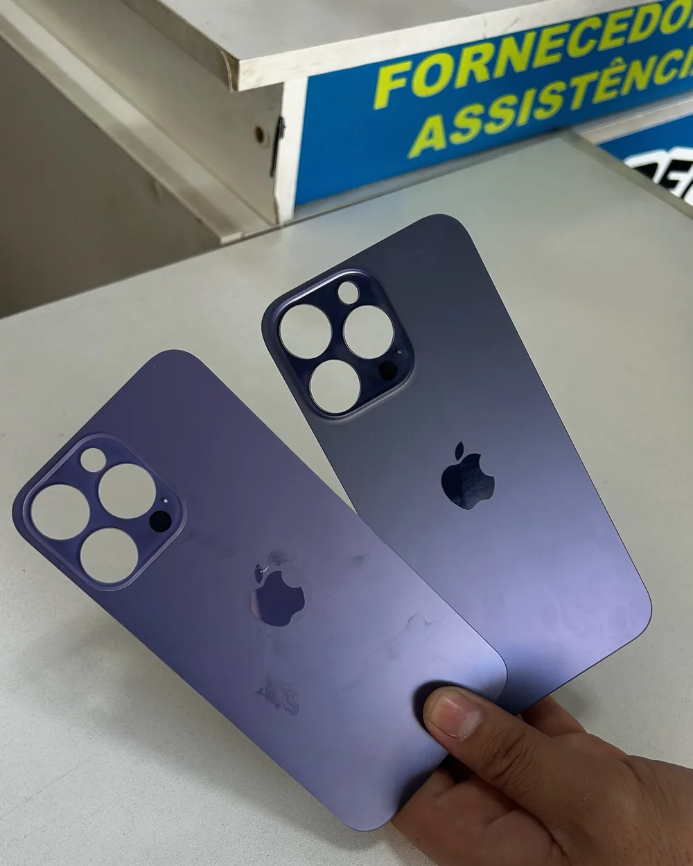 Balcão da Cell Peças com peças de celular e o letreiro de fornecedor para assistência
